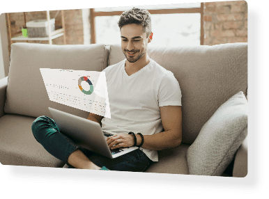 Mann arbeitet mit Laptop gemütlich auf dem Sofa.